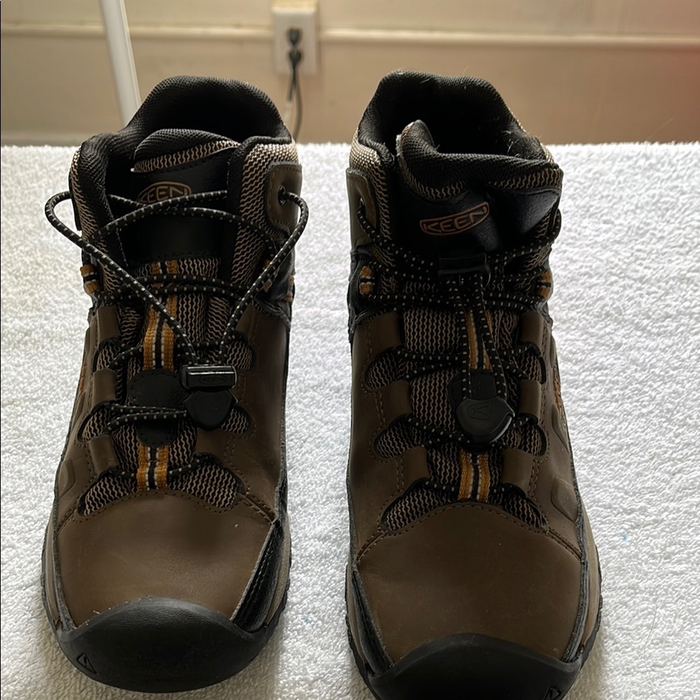 KEEN Brown Hiking Shoes. Targhee 1019834. Size 36/5.5/6